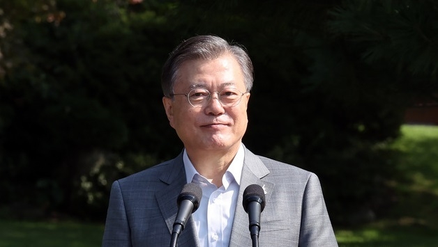 문재인 대통령이 19일 오전 청와대 녹지원에서 열린 제1회 청년의날 기념식에서 기념사를 위해 대기해 있다.