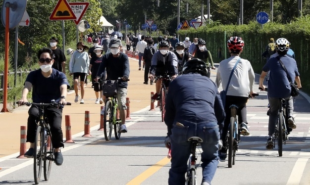 20일 서울 송파구 잠실한강공원에서 시민들이 주말을 만끽하고 있다.