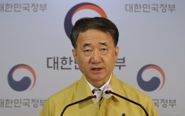 박능후 중앙재난안전대책본부(중대본) 1차장(보건복지부 장관)이 4일 서울 종로구 정부서울청사 합동브리핑실에서 수도권의 강화된 '사회적 거리 두기' 조치 관련 발표를 하고 있다.