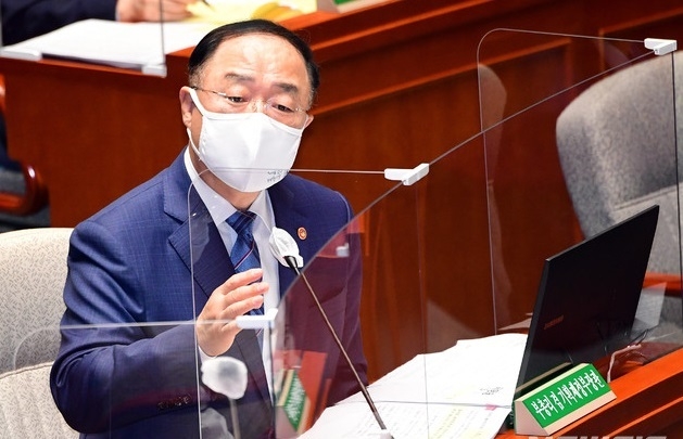 홍남기 경제부총리 겸 기획재정부 장관이 지난 18일 국회에서 열린 예산결산특별위원회 전체회의에 출석해 의원들의 질의에 답변하고 있다. (공동취재사진)