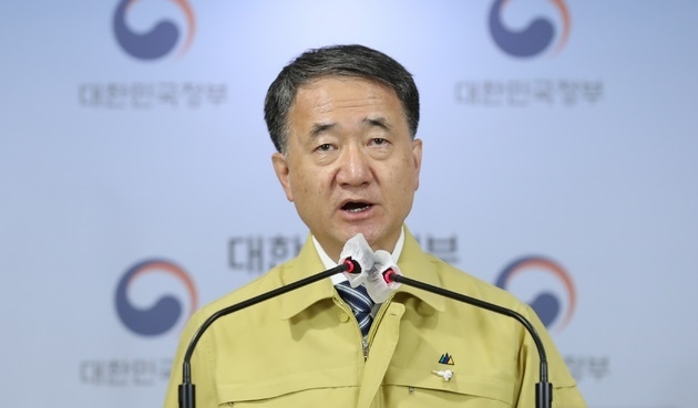 박능후 보건복지부 장관이 20일 서울 종로구 정부서울청사에서 코로나19 대응 정례브리핑을 하고 있다.