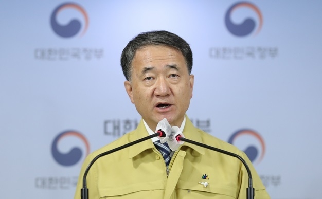 박능후 보건복지부 장관이 20일 서울 종로구 정부서울청사에서 코로나19 대응 정례브리핑을 하고 있다.