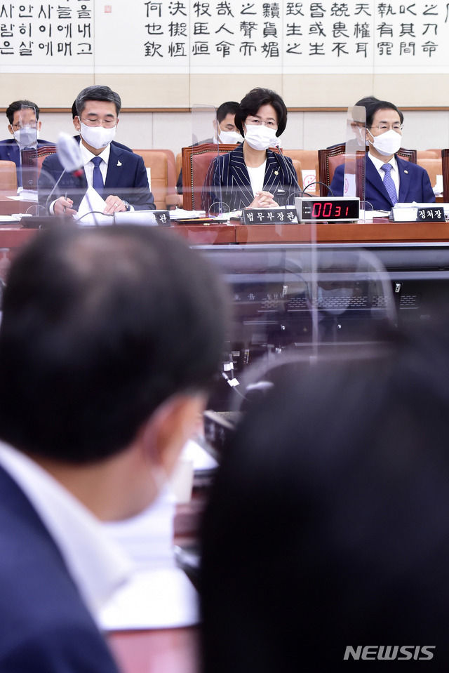 추미애 법무부 장관이 21일 오전 서울 여의도 국회에서 열린 법제사법위원회 전체회의에 출석해 의원의 질의에 답변하고 있다. (공동취재사진/뉴시스)