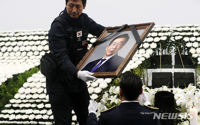 지난 7월13일 서울 중구 서울광장에 차려진 고 박원순 서울시장의 시민분향소가 철거되고 있다. 2020.07.13.(사진/뉴시스)