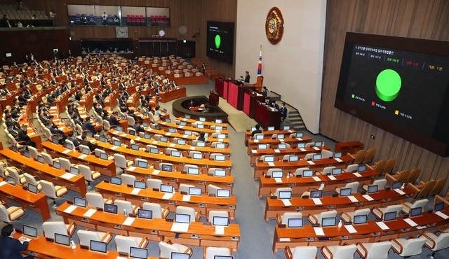 통신비 2만원 지원 범위 등을 조정한 4차 추경안이 22일 밤 10시 국회 본회의를 통과했다. 7.8조원 규모다. 