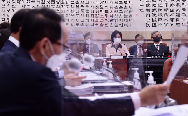 추미애 법무부 장관이 23일 서울 여의도 국회에서 열린 국회 법제사법위원회 전체회의에서 질의를 듣고 있다. (사진=공동취재사진)