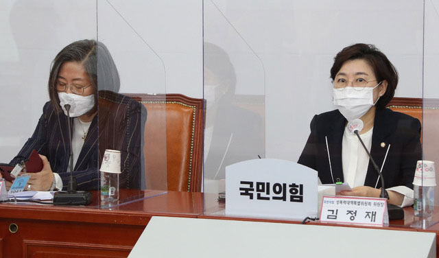 국민의힘 성폭력대책특별위원회 김정재(오른쪽) 위원장이 23일 오후 서울 여의도 국회에서 열린 1호 법안 발표 기자간담회에서 인사말을 하고 있다. 국민의힘 성폭력대책특위는 서범수 의원 대표 발의 '스토킹법죄의 처벌 등에 관한 법률안' 등 2개의 법안을 발표했다. (사진=공동취재사진)