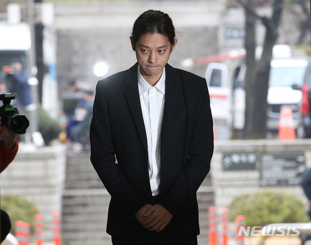 성폭력범죄의 처벌 등에 관한 특례법 위반(카메라 등 이용 촬영) 혐의를 받는 가수 정준영씨가 영장실질심사를 받기 위해 지난해 3월21일 서울 서초구 서울중앙지법에 출석하고 있다. (사진/뉴시스)
