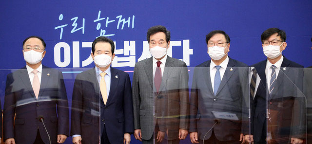 24일 서울 여의도 국회에서 열린 고위당정청 협의회에서 참석자들이 기념촬영을 하고 있다. 왼쪽부터 홍남기 경제부총리 겸 기획재정부 장관, 정세균 국무총리, 이낙연 더불어민주당 대표, 김태년 원내대표, 김상조 청와대 정책실장. 이날 열린 협의회에서는 추석 전 7조 8000억원 규모의 4차 추가경정예산(추경)안 세부 집행계획 및 조기 집행 방안을 논의했다. (사진=뉴시스 제공)