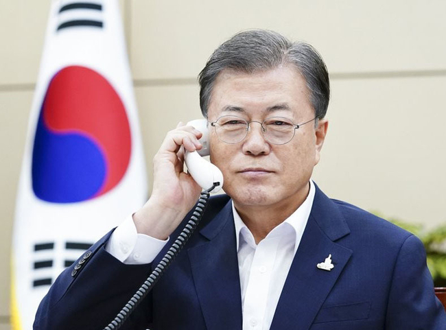 문재인 대통령이 지난 7월 3일 오전 청와대 여민관에서 알베르토 페르난데스 아르헨티나 대통령과 전화 통화하고 있다.(사진=청와대 제공)