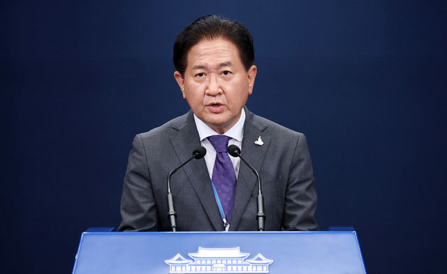 국가안전보장회의(NSC) 사무처장인 서주석 청와대 국가안보실 1차장이 24일 오후 청와대 춘추관 대브리핑 룸에서 연평도 실종 공무원 피격 사망 관련 브리핑을 하고 있다. (사진=청와대 제공)
