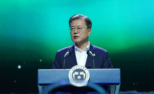 문재인 대통령이 24일 오후 경기 김포시 민간 온라인 공연장인 캠프원에서 열린 디지털뉴딜문화콘텐츠산업 전략보고회에 참석해 연설을 하고 있다. (사진-청와대 제공)