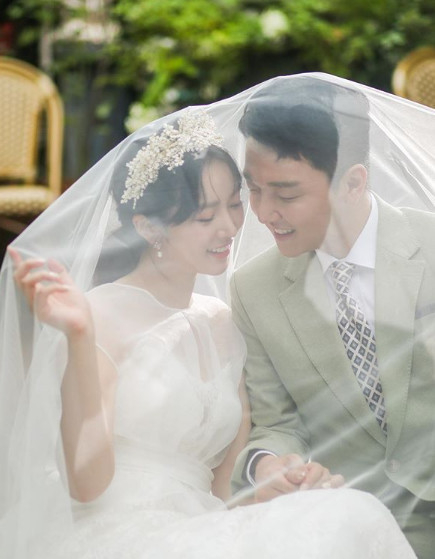 배슬기 결혼식 연기 소식이 24일 전해졌다. 소속사 세이온미디어는 이날 "코로나19 재확산 여파로 배슬기 심리섭이 당초 예정했던 25일 결혼식을 연기했다"며 "날짜는 아직 미정이다"고 밝혔다. 사진은 배슬기 심리섭 웨딩화보. 사진=배슬기 소셜네트워크서비스 캡처