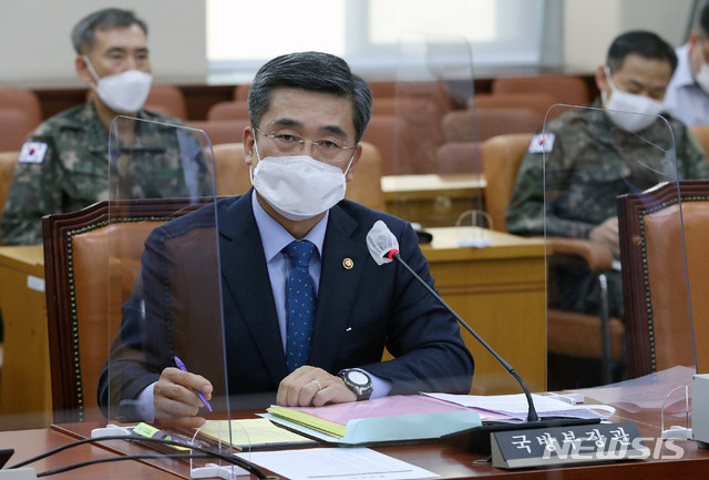 서욱 국방부 장관이 24일 오후 서울 여의도 국회에서 연평도 인근 실종 공무원 북한 피격 사건 관련 긴급현안보고를 위해 열린 국방위 전체회의에 출석해 의원들 질의에 답하고 있다. (공동취재사진) 2020.09.24