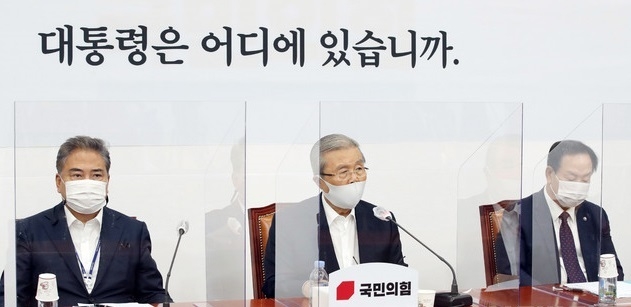 김종인 국민의힘 비상대책위원장이 25일 오전 서울 여의도 국회에서 열린 비상대책위원-외교안보특위위원 긴급간담회에서 북한의 해양수산부 공무원 피격 사건에 대해 성명발표를 하고 있다.