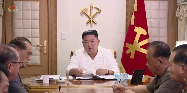 김정은 북한 국무위원장이 제9호 태풍 '마이삭'으로 피해를 입은 함경남도 지역을 찾아 정무국 확대회의를 열었다고 6일 조선중앙TV가 보도하고 있다. (사진=조선중앙TV 캡쳐)