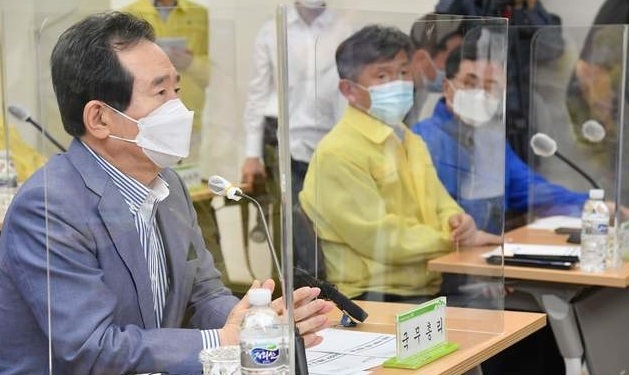 정세균 국무총리가 26일 전남 구례군 집중호우 피해복구 현장 방문해 상황보고를 받고 있다. (사진=총리실 제공)
