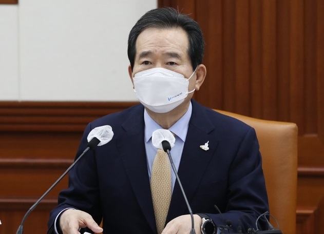 정세균 국무총리가 24일 오전 서울 종로구 정부서울청사 영상회의실에서 열린 현안조정회의에 참석해 발언하고 있다.