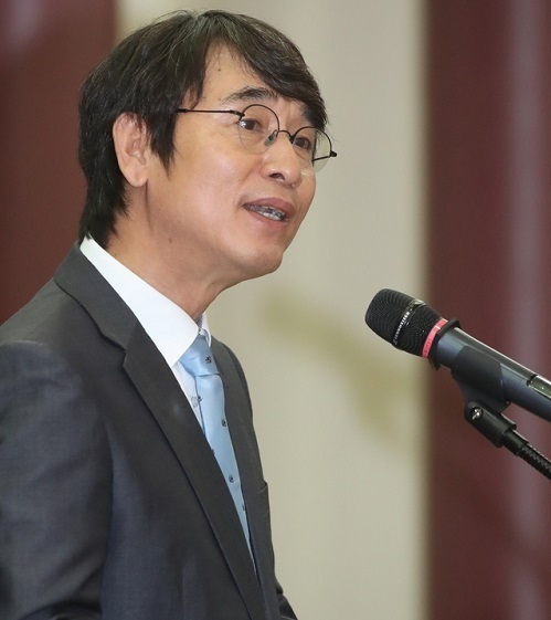 국가균형발전정책토크콘서트가 7일 서울 여의도 국회 의원회관 제1소회의실에서 열린 가운데 유시민 노무현재단 이사장이 참석해 환영사를 하고 있다.