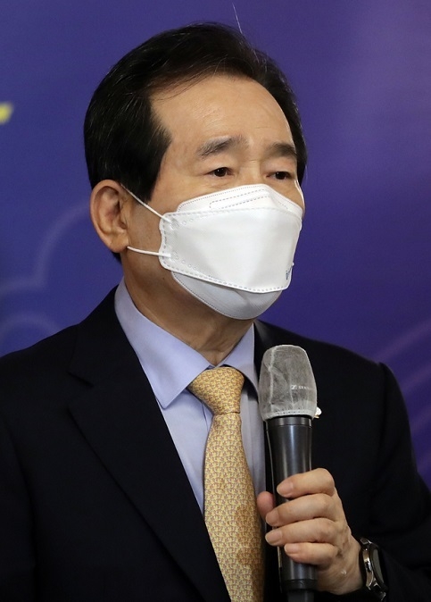 정세균 국무총리가 24일 오후 서울 종로구 국무총리 공관에서 '코로나19 극복을 위한 종교계와의 대화'란 주제로 열린 제19차 목요대화에서 모두발언을 하고 있다.