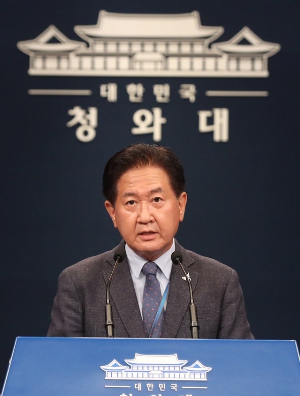 서주석 국가안보실 1차장이 27일 오후 청와대 대브리핑 룸에서 대통령 주재 긴급 안보관계장관회의와 관련 브리핑을 하고 있다.