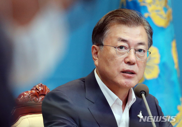 문재인 대통령이 14일 오후 청와대 여민관에서 열린 수석보좌관회의에 참석해 모두발언을 하고 있다. (사진/뉴시스)