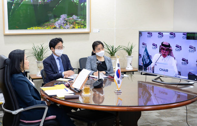 유명희 산업통상자원부 통상교섭본부장이 30일 세종시 정부세종청사 집무실에서 'G20 화상 통상장관회의'에 참석해 마지드 알 카사비 사우디 상무장관(의장)과 면담하고 있다. / 사진제공=산업통상자원부