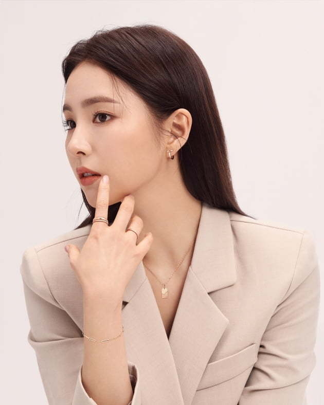 신세경 음성판정 소식이 전해졌다. 신세경이 촬영 중인 JTBC 드라마 ‘런 온’ 측은 28일 “27일(어제) 코로나19 검사를 받은 배우 신세경, 임시완, 이봉련과 담당 스태프들이 최종 음성 판정을 받았다”며 “다른 스태프들도 검사를 받은 후 결과를 기다리는 중”이라고 밝혔다. 사진=티르리르 제공