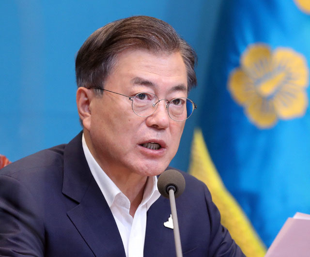 문재인 대통령이 28일 오후 청와대 여민관에서 열린 수석·보좌관회의에 참석해 모두발언을 하고 있다. (사진=청와대 제공) 
