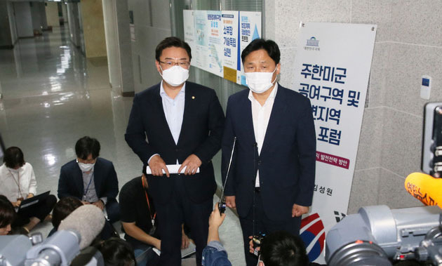 김영진 더불어민주당 원내수석부대표와 김성원 국민의힘 원내수석부대표가 28일 오후 서울 여의도 국회의원회관에서 여야 원내수석 회동을 마치고 브리핑하고 있다. (사진=공동취재사진)