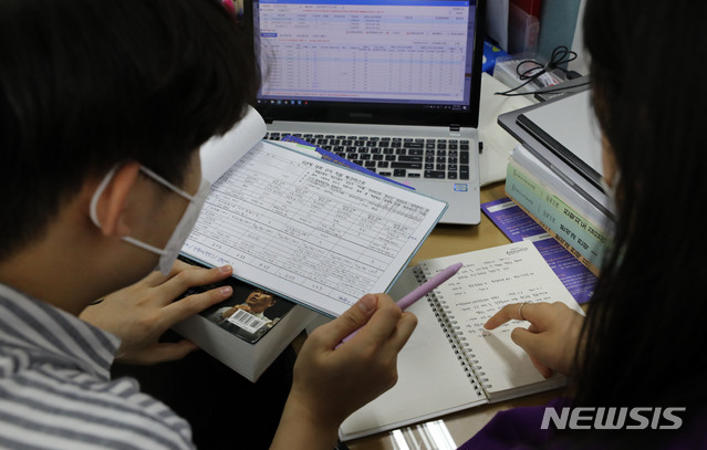 2021학년도 신입생 선발을 위한 수시모집 원서접수가 시작된 지난 23일 오후 서울 구로구 경인고등학교에서 선생님과 고3 학생이 대학 수시모집 관련 상담을 하고 있다. (사진/뉴시스)