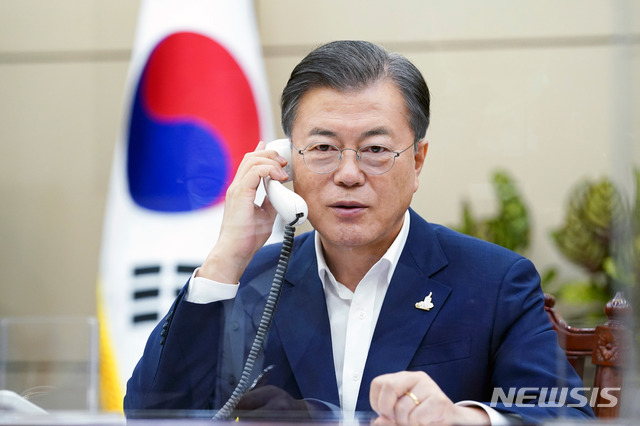 문재인 대통령이 28일 청와대 여민관에서 블라디미르 푸틴 러시아 대통령과 통화하고 있다. 
