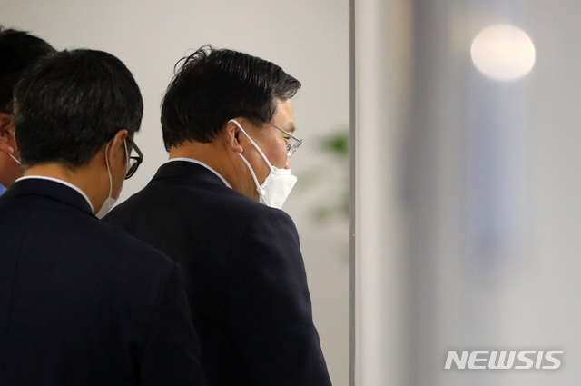 구본환 인천공항공사 사장이 지난 25일 오후 인천국제공항에서 기획재정부 산하 공공기관운영위원회 해임 의결 등에 대한 기자간담회를 위해 기자실로 향하고 있다. (사진/뉴시스)