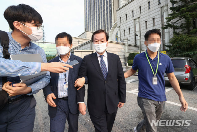 '광복절 집회 공모 혐의'를 받고 있는 김경재 전 한국자유총연맹 총재가 28일 서초구 서울중앙지법에서 집시법 위반 등의 혐의로 구속 전 피의자 심문(영장실질심사)을 받은 뒤 호송차로 이동하고 있다. (사진/뉴시스)