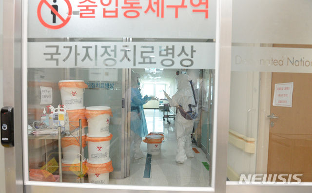 신종 코로나바이러스 감염증(코로나19) 확진자가 증가하고 있는 가운데 14일 오후 코로나19 중증환자들이 입원 중인 울산 동구 울산대학병원 집중치료실에서 간호사들이 환자를 돌보기 위해 움직이고 있다. 2020.09.14.(사진/뉴시스)