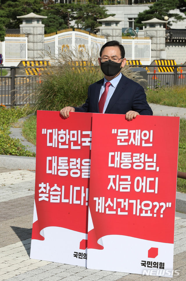 주호영 국민의힘 원내대표가 서울 청와대 분수대 앞에서 '북한의 우리 국민 살해 만행 진상조사 요구' 1인시위를 하고 있다. (사진/뉴시스)