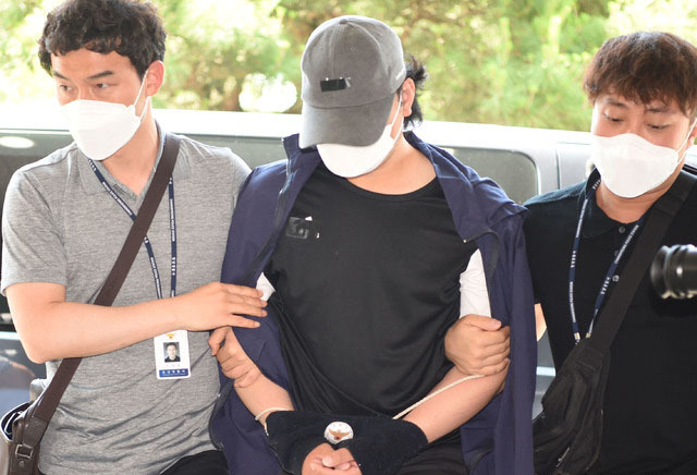경남 창녕 아동학대 사건의 계부가 지난 6월 15일 오전 아동학대 등 혐의로 구속 전 피의자 심문(영장실질심사)을 받기 위해 창원지방원 밀양지원 입구에서 기자들의 질문에 묵묵부답 하고 있다. (사진=뉴시스 제공)