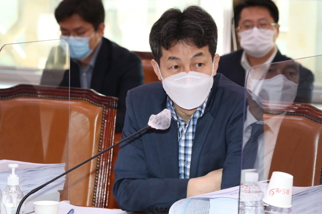 더불어민주당 윤건영 의원이 28일 오전 서울 여의도 국회에서 열린 외교통일위원회 전체회의에서 발하고 있다. (공동취재사진) 