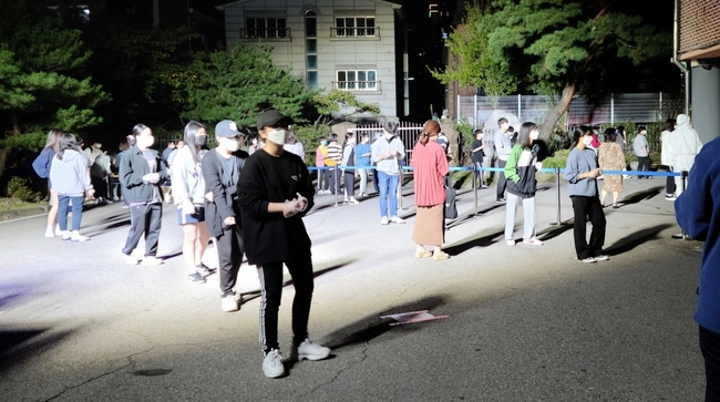 경기 고양시 일산서구 주엽고등학교 학생들이 신종 코로나바이러스 감염증(코로나19) 검사를 받기 위해 대기하고 있다. /사진제공=고양시청