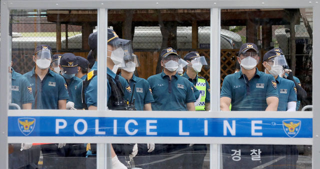 일부 보수단체의 개천절 집회 예고를 하루 앞둔 2일 오전 서울 중구 서울지방경찰청 기동본부에서 의경들이 훈련하고 있다. (사진=뉴시스 제공)