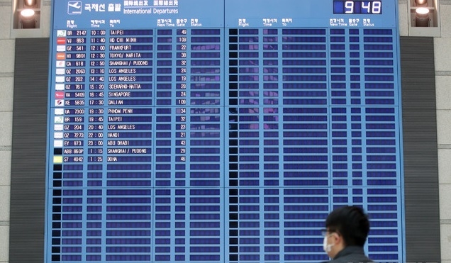 황금연휴를 하루 앞둔 29일 오전 한산한 모습을 보이는 인천국제공항 제1여객터미널 출국장의 국제선 출발 시간표가 상당 부분 비어있다.