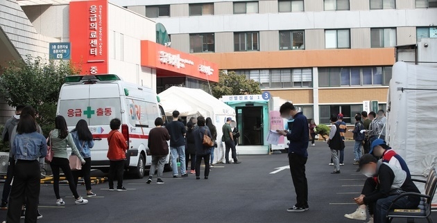 추석을 하루 앞둔 30일 오전 서울 중구 국립중앙의료원 코로나19 선별진료소에서 시민과 해외출국예정자 등이 검사를 받기 위해 줄서 기다리고 있다.