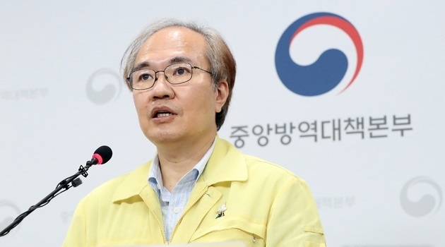 권준욱 중앙방역대책본부 부본부장이 18일 오후 충북 청주 질병관리본부에서 신종 코로나바이러스 감염증(코로나19) 국내 발생 현황에 대해 브리핑하고 있다.