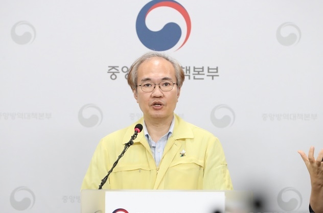 권준욱 중앙방역대책본부 부본부장이 18일 오후 충북 청주 질병관리본부에서 신종 코로나바이러스 감염증(코로나19) 국내 발생 현황에 대해 브리핑하고 있다.