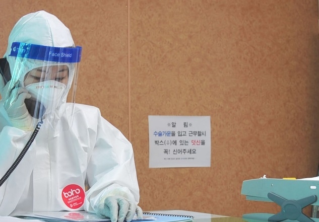 추석을 하루 앞둔 30일 광주 동구 서석동 선별진료소에서 한 의료진이 방역업무 관련 전화를 하고 있다.