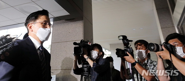 국회 패스트트랙 충돌 사태로 재판에 넘겨진 옛 자유한국당 황교안 전 대표가 지난 21일 오후 서울 양천구 남부지방법원에서 열린 공판에 출석하고 있다. (사진/뉴시스)