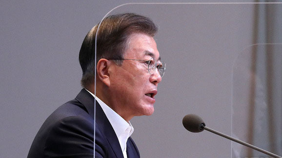문재인 대통령이 6일 오전 청와대 여민관에서 열린 제51회 국무회의를 주재하고 있다. (사진=청와대 제공)