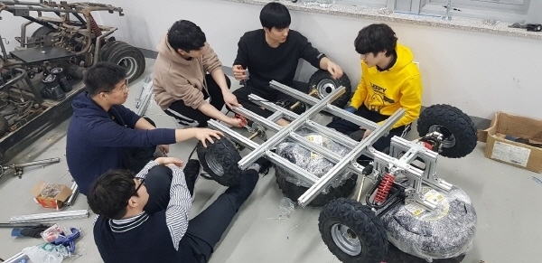 금장 청소년인 마승훈 군(오른쪽에서 두 번째)이 대학에서 프로젝트를 진행하고 있다. (사진 제공 : 한국청소년활동진흥원)