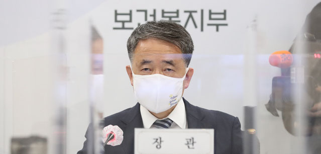 박능후 보건복지부 장관이 8일 오전 정부세종청사에서 열린 국회 보건복지위원회의 복지부에 대한 국회-세종청사 비대면 국정감사에서 위원들의 질의에 답변하고 있다. (사진=뉴시스 제공)