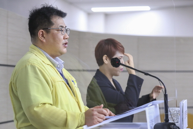 손영래 보건복지부 중앙사고수습본부 전략기획반장이 7일 세종시 정부세종청사에서 신종 코로나바이러스 감염증(코로나19) 관련 중앙재난안전대책본부 정례 브리핑을 하고 있다. (사진=보건복지부 제공)